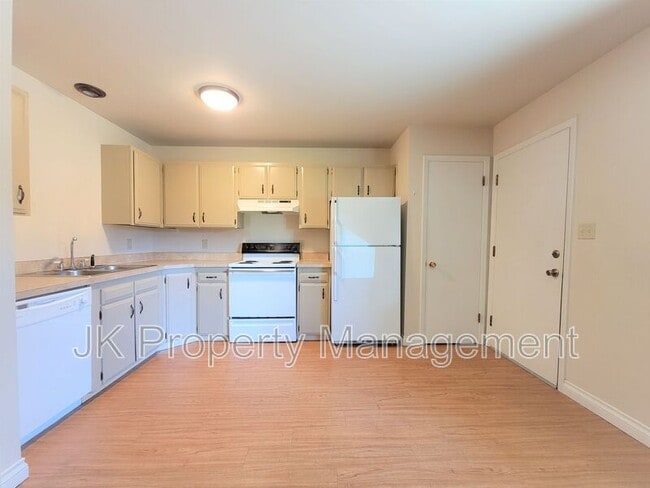 Building Photo - 3208 11th Ave S