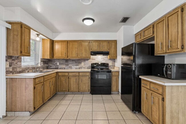 Building Photo - Charming 2-Bed Oasis on Providence Blvd – Cozy Living in Deltona!