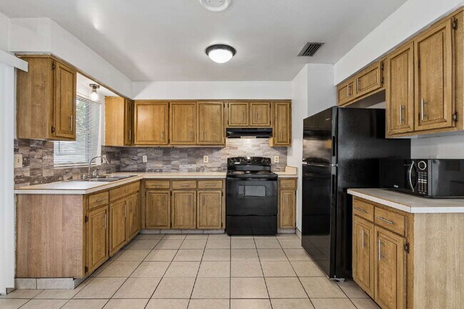 Foto del edificio - Charming 2-Bed Oasis on Providence Blvd – Cozy Living in Deltona!