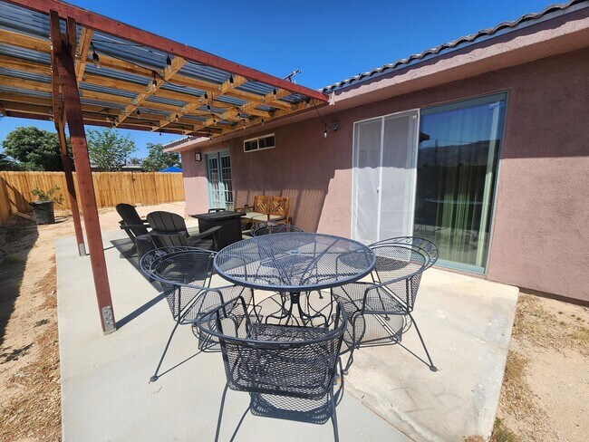 Foto del edificio - Fully Furnished 3 Bedroom Home w/ Covered ...