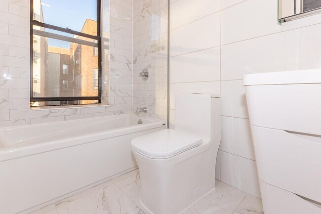 Foto del edificio - 245 Sullivan Pl