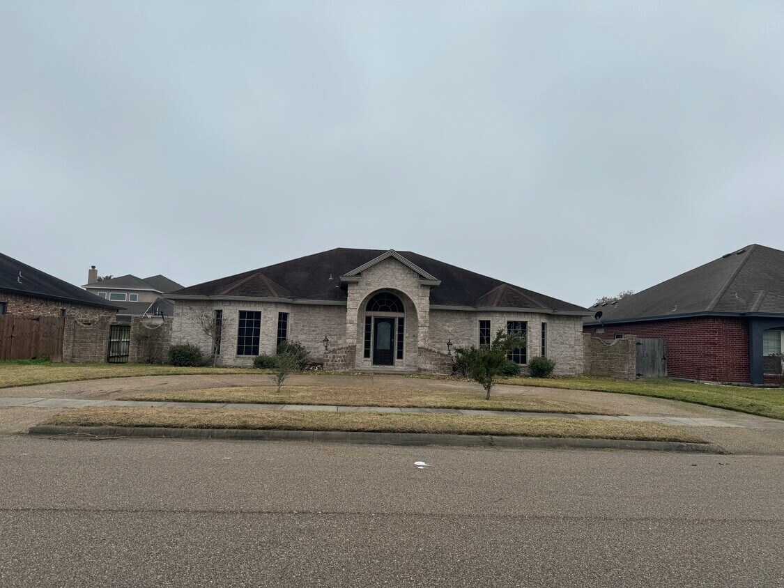 Primary Photo - 4213 Lake Apache Dr