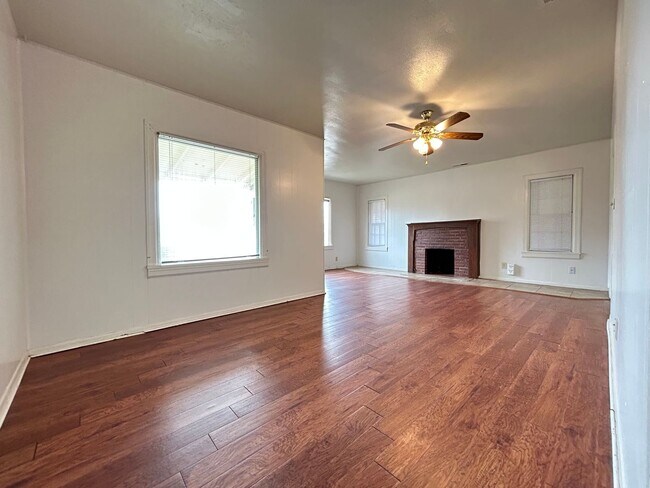 Foto del edificio - Discover Comfort & Convenience in this Cha...