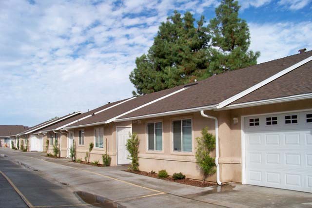 Driveway/Garages-La Casa Elegante - La Casa Elegante