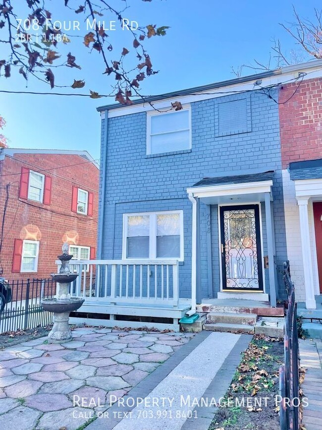 Building Photo - Updated duet home - 3 bedrooms and massive...
