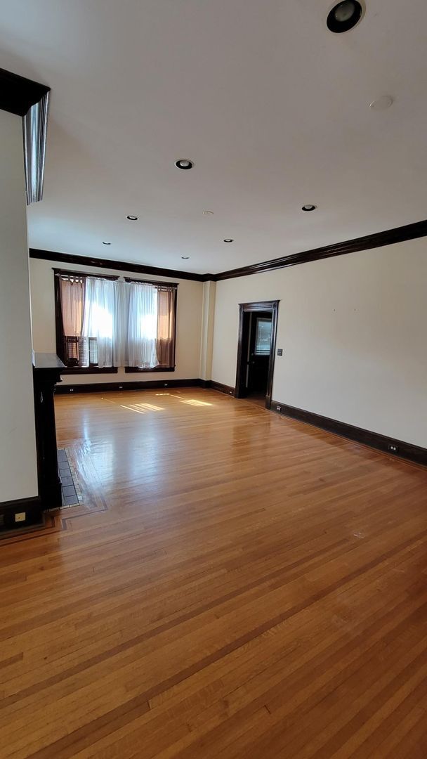 Foto del edificio - Gorgeous Renovated 5 Bedroom with Tons of ...