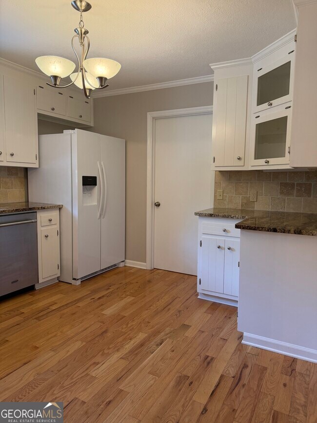 Building Photo - 402 Skyline Dr