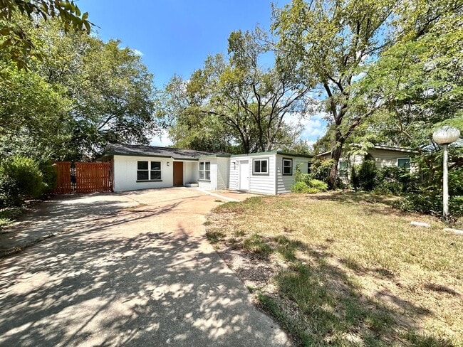 Building Photo - 2309 Devonshire Dr