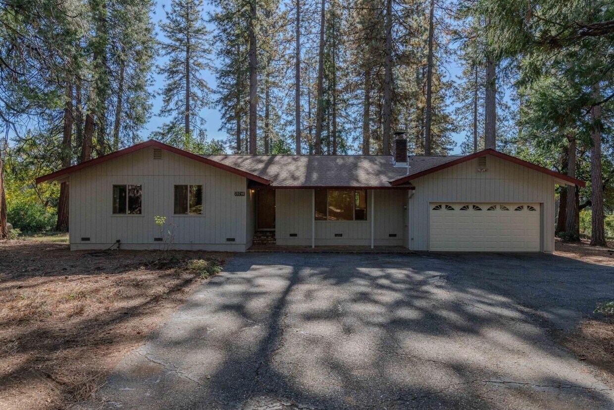 Primary Photo - Large 3/2 in Fantastic Neighborhood!