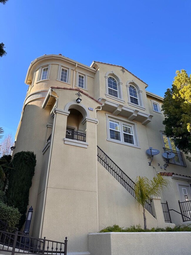 Building Photo - Stunning Views & Smart Home Features in Co...