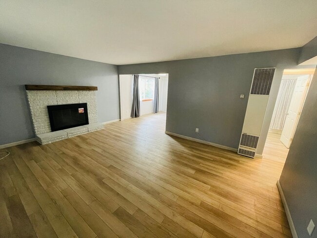 Building Photo - 2 bed 1 bath unit for rent in South Lake T...