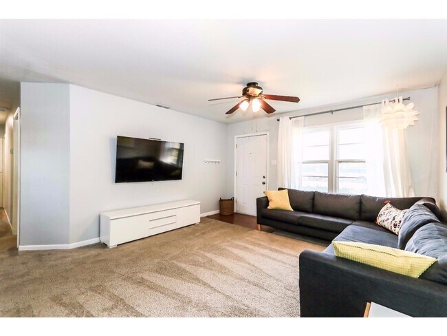 Building Photo - Beautiful Home Located Near Elementary & P...