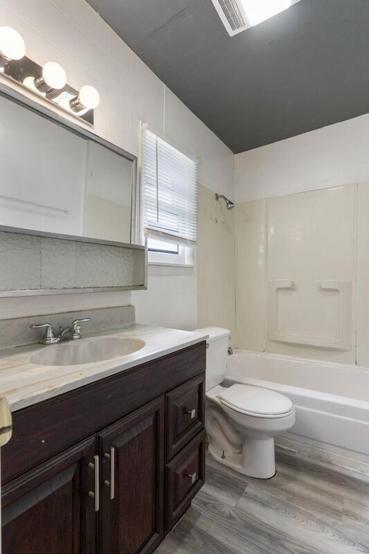 Building Photo - 3806 W Admiral Blvd