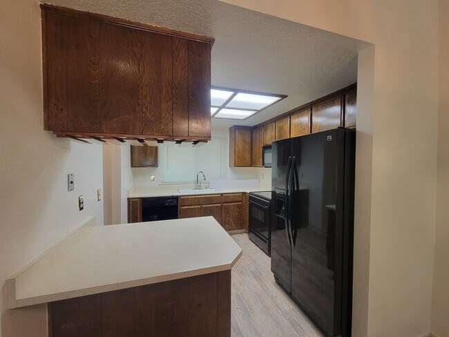 Building Photo - Great 3 bedroom, 2 bath, 2 car garage dupl...