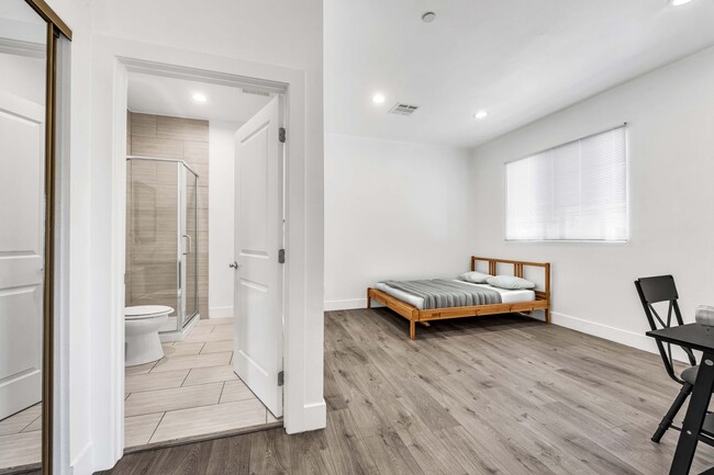 Building Photo - 1235 W 37th Pl