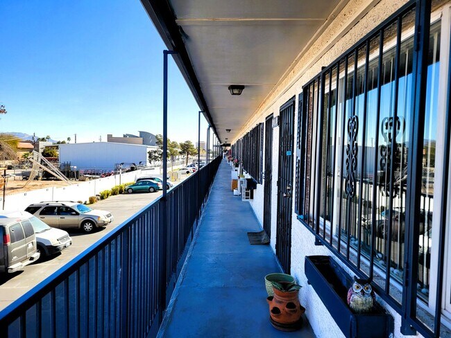 Building Photo - ~~WELCOME HOME~~ 2ND STORY 1 BED CONDO IN ...