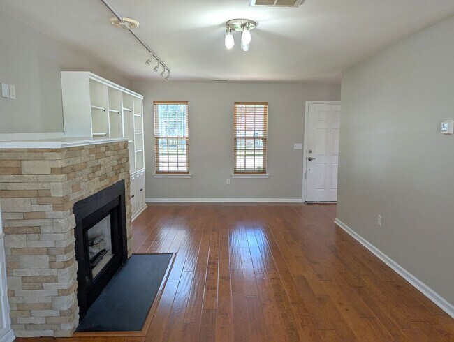 Foto del edificio - 9935 Redbud Tree Ct