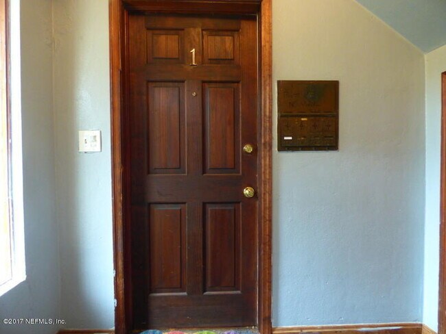 Building Photo - 2575 Myra St