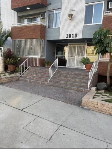Foto del edificio - 1810 N Bronson Ave