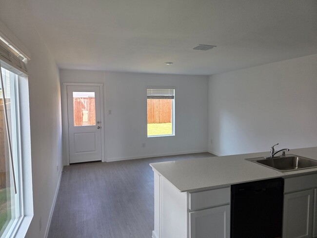 Photo - "Feel Right at Home – Modern 3 Bed, 2.5 Ba...