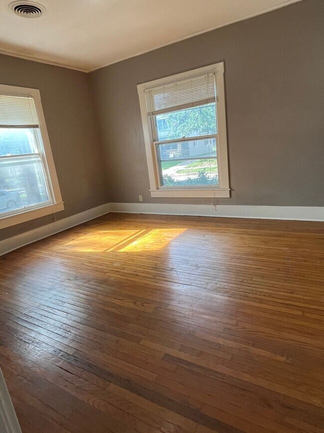 Foto del edificio - Large 3 bedroom 1 bath steps away from PSU...