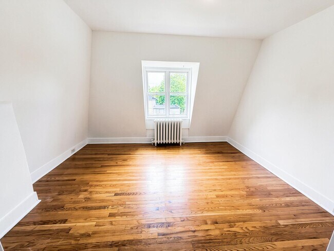 Building Photo - Live on Warren Street — Fresh, Bright, Downtown Apartment