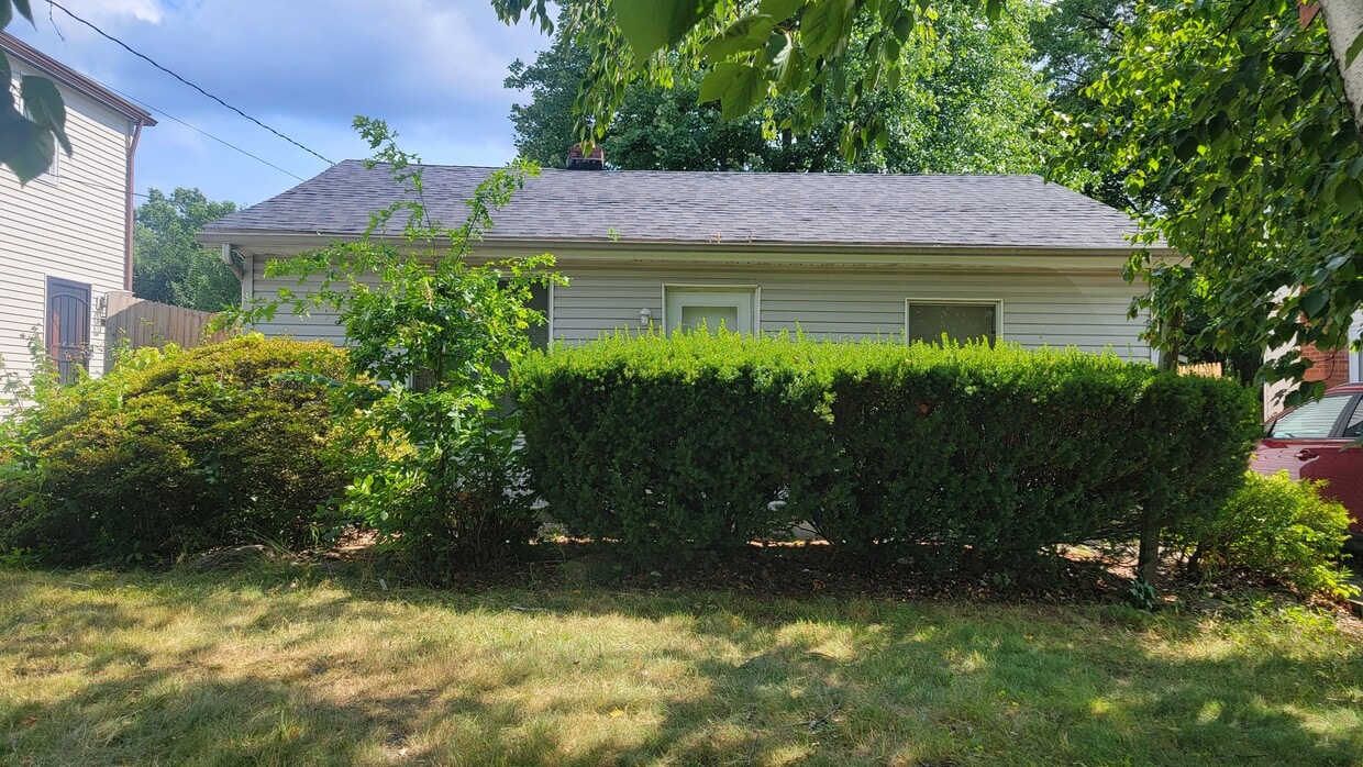 Primary Photo - 858 Minota Ave