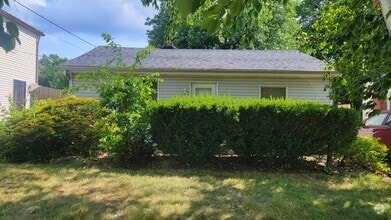 Building Photo - 858 Minota Ave
