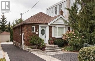 Building Photo - 428 Roehampton Ave