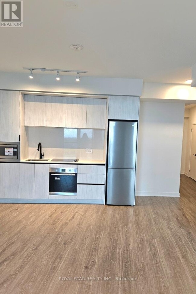 Photo du bâtiment - 2495 Eglinton Ave W