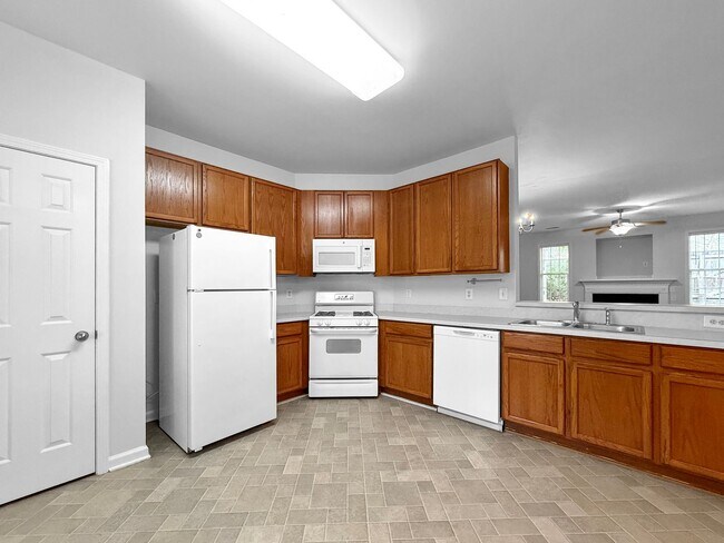 Foto del edificio - 50 %Off Rent!!!! Beautiful Townhome, Fenced-in Patio, Pet Friendly!