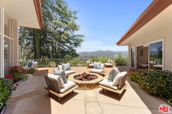 Foto del edificio - 1743 Stone Canyon Rd