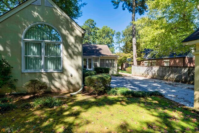 Foto del edificio - 707 Cumberland Rd NE