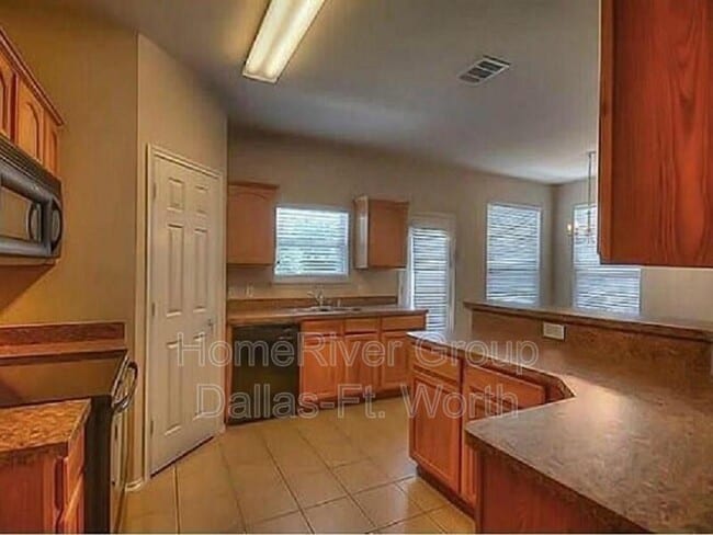 Building Photo - 9840 Old Field Dr