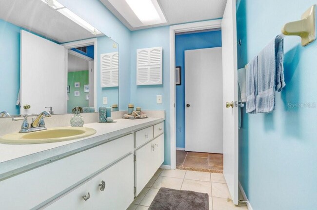 Building Photo - 16038 Tree Line Dr