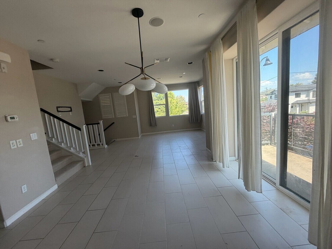 Building Photo - Welcome to this stunning 3 bedroom 3.5 bathroom townhome in Hayward, Ca