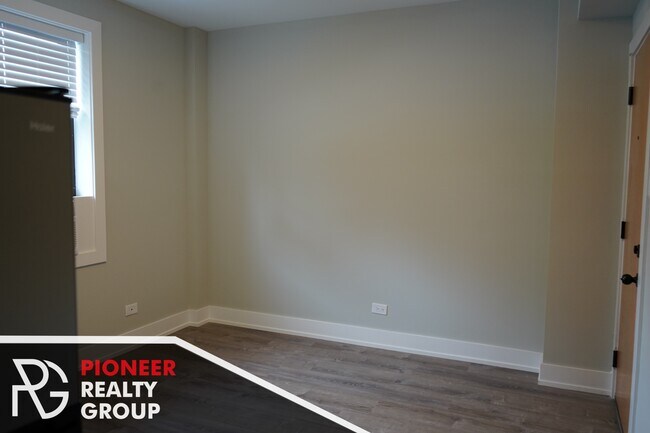 Foto del edificio - 503 W Belmont Ave