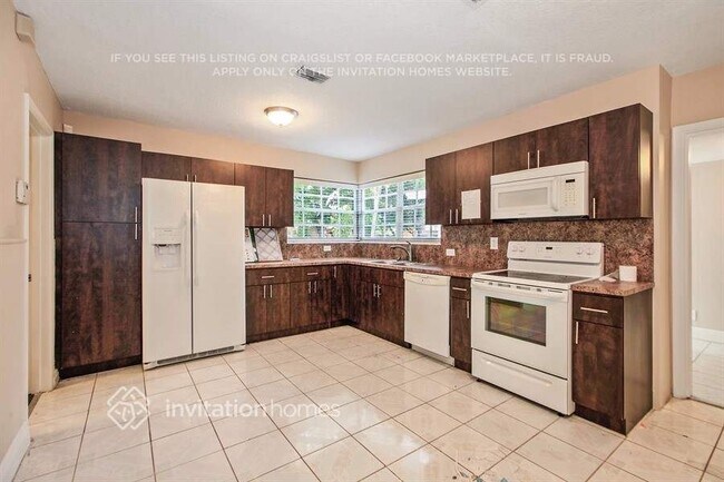 Building Photo - 200 SW 65th Way
