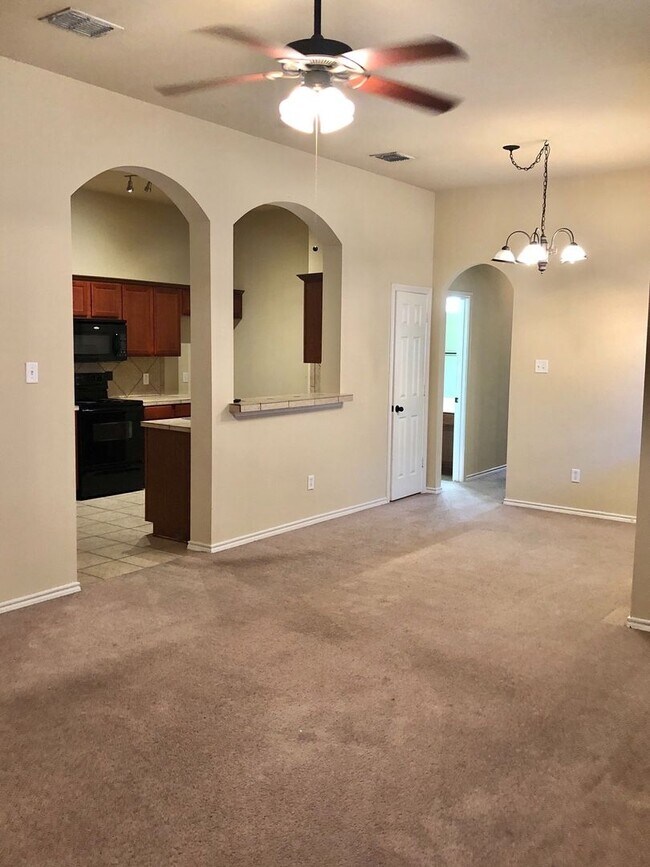 Foto del edificio - 3 Bedroom, 2 Bath Duplex Located in Grand ...