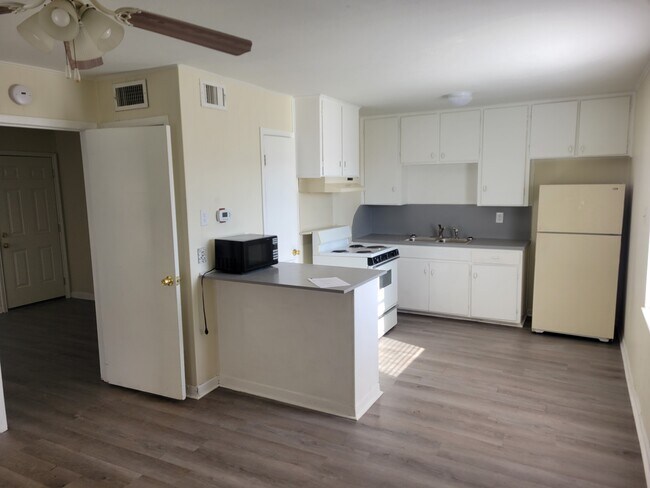 Cocina - 1609 N W S Young Dr