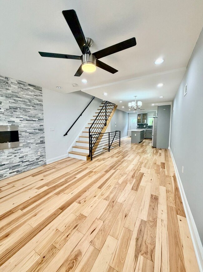 Foto del edificio - Modern 3-Bedroom Home with Rooftop Access, Finished Basement & Wet Bar
