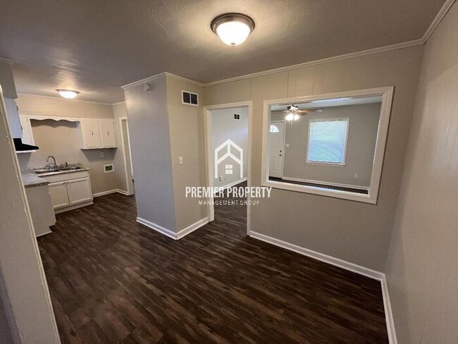 Building Photo - 1430 Abernathy Rd