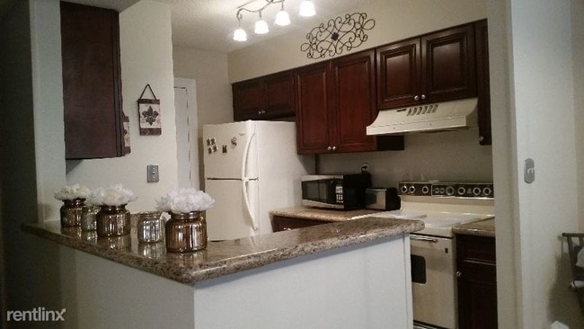 Building Photo - 2 br, 1 bath Condo - 2944 Manhattan Blvd.