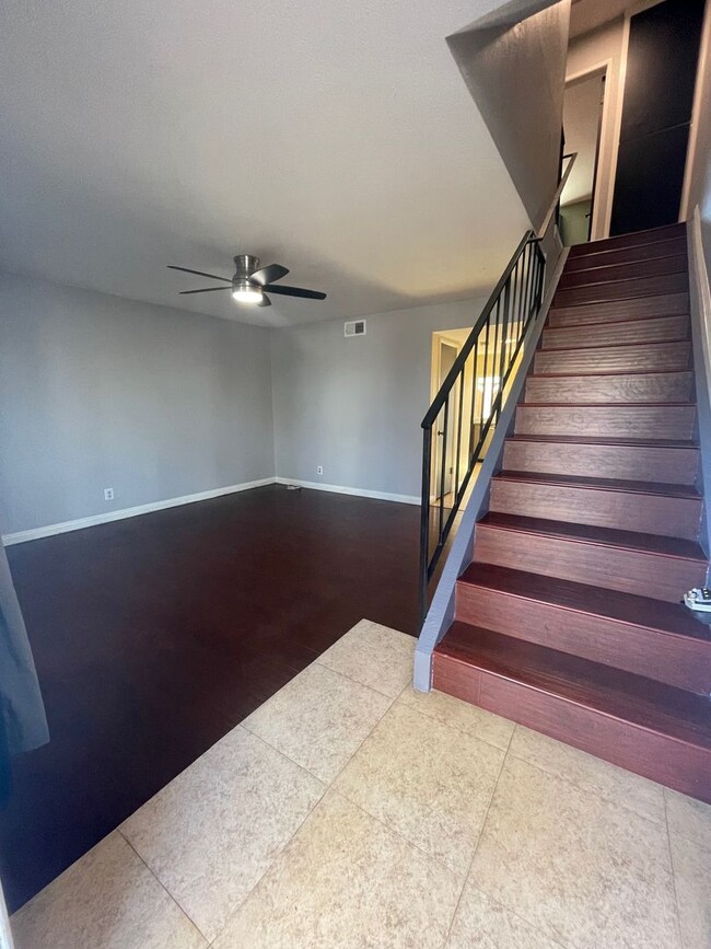 Building Photo - Cozy 2b/1.5ba Townhome in Anaheim