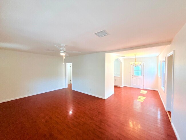 Foto del edificio - Updated 2 Bed 1.5 Bath Home with Private E...