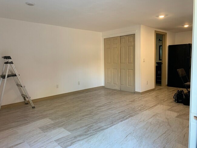 Building Photo - 10330 Clayton Road, Unit back unit