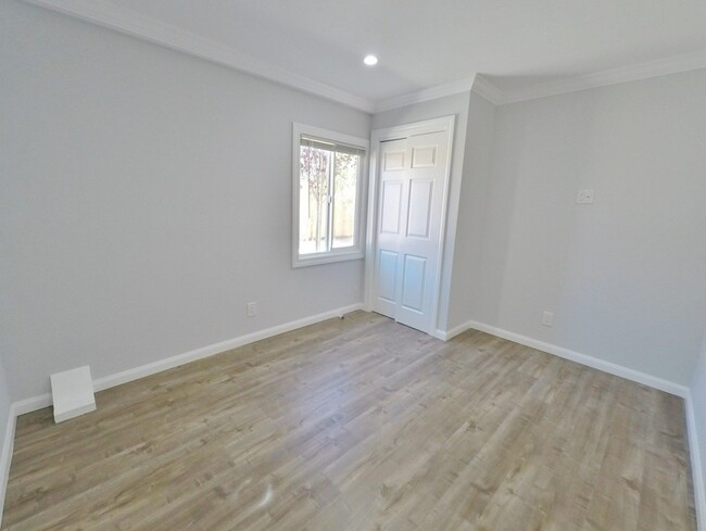 Building Photo - Remodeled 2BR in NOBE w/ In-Unit Laundry, ...