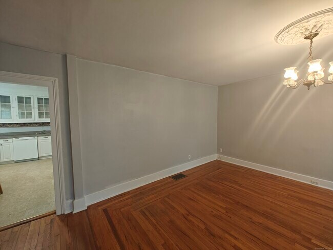 Building Photo - 213 Willow St