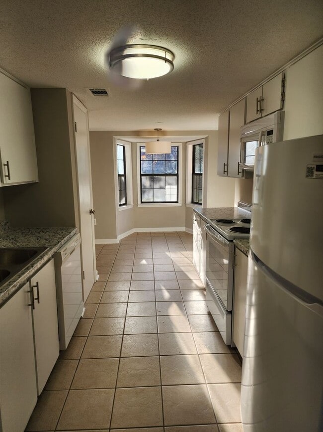 Foto del edificio - 3 Bedroom, 2 Bath Southside home on a larg...