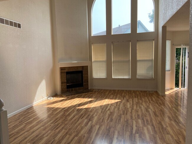 Foto del edificio - Large 4 bedroom home in Thornton